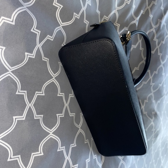 This is a once used Micheal Kors bag that I do not use and would love to sell - Picture 4 of 8